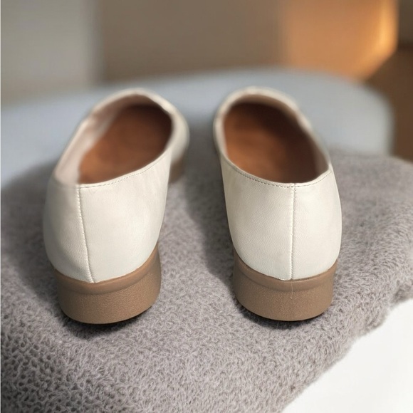 🌟
Laser Cut-out Baretraps Amry Women sz 8M Casual white Slip on Shoes - Picture 6 of 10